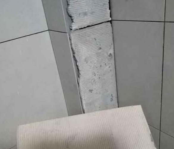 赤城瓷砖空鼓维修公司分享下厨房瓷砖脱落的补救措施。